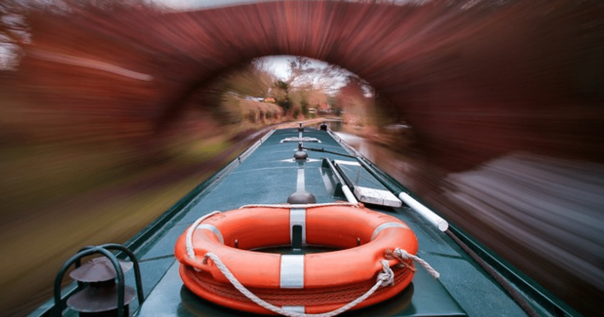 Péniche avec une roue de sauvetage 